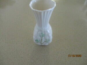 yzLb`piEHEE@VbNԕrƏĂ~j`AoXPbgDBelleek Porcelain Miniature@Basket Weave with Shamrock Vase