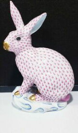 【送料無料】キッチン用品・食器・調理器具・陶器　ミントヘレンドベース上の大きなバニーウサギラズベリーフィッシュネットフィギュアMINT HEREND 12 Large Bunny Rabbit Raspberry Fishnet Figurine on Base HTF