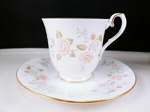 yzLb`piEHEE@Be[WCAo[geB[Jbv\[T[I[V[YYH̓p^[Vintage Royal Albert Teacup  Saucer All Seasons Autumn sunlig