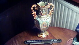 【送料無料】キッチン用品・食器・調理器具・陶器　ヴィンテージアンティーク華やかなダブルハンドル花瓶高。手飾り。Vintage Antique Ornate Double Handled Vase 8.25 High. Hand Decorated.