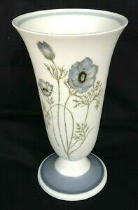 yzLb`piEHEE@EFOEbhX[W[N[p[w̍ԕrO~XgWegwood Susie Cooper Tall Vase - Glen Mist