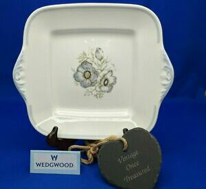 yzLb`piEHEE@EFWEbhX[W[N[p[O~XgXNGAP[Lv[gBe[WNWedgwood Susie Cooper Glen Mist * Square Handled Cake Plate *