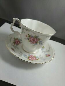 yzLb`piEHEE@ւ񂾃CAo[gẪeB[Jbvƃ\[T[Dented Royal Albert tranquility tea cup and saucer