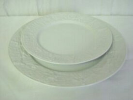 【送料無料】キッチン用品・食器・調理器具・陶器　行列プレートディナーサラダプレートエンボス加工の人々Pfaltzgraff Art of the Ages Procession Plates Dinner Salad Plate Embossed People