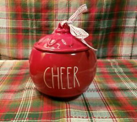【送料無料】キッチン用品・食器・調理器具・陶器　新しいホリデークリスマス小さな赤いオーナメントキャニスターバイマゼンタNew RAE DUNN Holiday Christmas CHEER Small Red Ornament Canister By Magenta