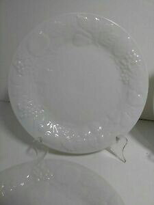 【送料無料】キッチン用品・食器・調理器具・陶器 ギブソン中国サラダプレートホワイトエンボス加工果実のセットSet of 4 Gibson China 7.5“ Salad Plate White 3D Embossed Raised Fruit