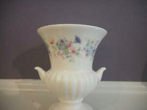 yzLb`piEHEE@EFWEbhAWF~j`AԕrWedgwood Angela bone china miniature vase