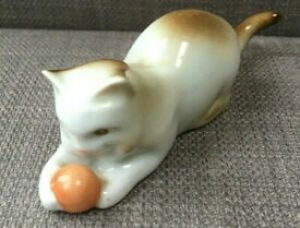 【送料無料】キッチン用品・食器・調理器具・陶器　ボール付きヴィンテージゾルネ磁器猫フィギュアVintage Zsolnay Porcelain Cat Figurine with Ball