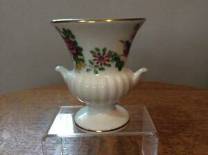 yzLb`piEHEE@EFWEbhJbRE~j`AԕrWedgwood Cuckoo bone china miniature vase