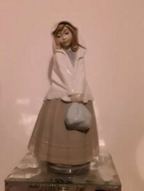 【送料無料】キッチン用品・食器・調理器具・陶器　バッグを持つ少女の素敵なナオフィギュアA Lovely Nao Figure Of A Girl Holding A Bag