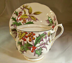 yzLb`piEHEE@Be[WCAo[g{[z[Jbv\[T[Zbg̉VINTAGE ROYAL ALBERT BONE CHINA HOLLY #12 FLOWER of the MONTH CUP  SAUCER SE