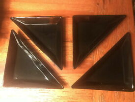【送料無料】キッチン用品・食器・調理器具・陶器　甘やかされたシェフブラックトライアングルプレートのセットシンプルな追加Set of 4 Pampered Chef Black Triangle Plates Simple Additions