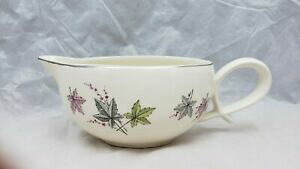 yzLb`piEHEE@nV[Q̓Vo[gŃA_[v[gzCgŃO[r[{[gc܂Halsey China Swirling Leaves Gravy Boat with Underpl