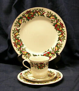 yzLb`piEHEE@NX}XoEeB?ꏊݒv[gJbv\[T[Christmas Bounty China by A.M.C. ? 4 pc Place Setting - 2 plates, cup, saucer