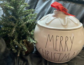 【送料無料】キッチン用品・食器・調理器具・陶器　メリークリスマスオーナメントキャニスタークッキージャー*NEW* 2020 RAE DUNN Merry Christmas Ornament Canister/Cookie Jar