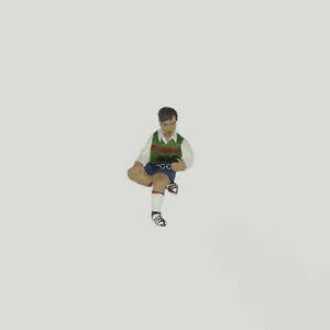 �y���������z�͌^�� ���f���J�[ ���R�z���C�g���^���t�B�M���A�X�P�[��seated small boy holding a toy steam loco white metal figure 143 o scale
