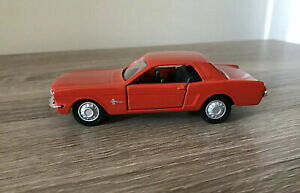 【送料無料】模型車 モデルカー フォードマスタングカースケールレアレッドカラーメタルモデルマイスト1965 ford mustang car 139 scale rare red color metal model by maisto