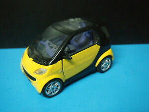 yz͌^ fJ[ }CXgX}[gVeBN[yJ[hA133 maisto smart citycoupe car w opening doors in yellow as is