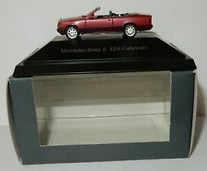 【送料無料】模型車 モデルカー ヘルパメルセデスベンツカブリオレガーネットherpa oh 187 mercedesbenz e 320 cabriolet open garnet red metal in box