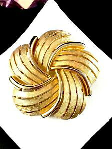 yz͌^ fJ[ t@u\NEgmhhAJohArGggozleubVfabuloso 597ms crown trifari tono dorado acabado abierto trabajo molinete broche