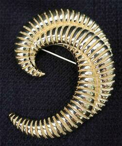 yz͌^ fJ[ Be[WleNX`[S[hg[u[`vintage signed monet textured gold tone crescent shape brooch