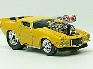 【送料無料】模型車 モデルカー ムスコロマッシーネンラスキアッキエートカマロジャロメンタシオルトmuscolo macchine nhra schiacciate 71 camaro giallo w rrs mentasciolto 164