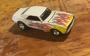 �y���������z�͌^�� ���f���J�[ �z�b�g�z�C�[���J�}��hotwheels 164 1967 camaro with flames
