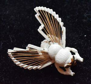 yz͌^ fJ[ lS[hzCgGitCu[`st@bVsigned monet gold white enamel fly brooch pin fashion