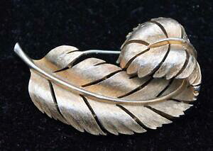 yz͌^ fJ[ Be[Wgt@NES[hg[[tsu[`vintage signed trifari crown gold tone leaf shape pin brooch