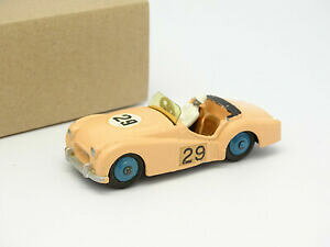 �y���������z�͌^�� ���f���J�[ �f�B���L�[�C���O�����hdinky toys england 143 triumph tr2 111
