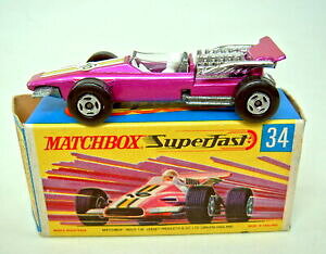 【送料無料】模型車 モデルカー マッチボックスフォーミュラレーサーパープルメタリックホイールトップインボックスmatchbox sf no 34a formula racer purple metallic 16 thin wheels top in box