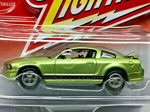 �y���������z�͌^�� ���f���J�[ �W���j�[���C�g�j���O�}�b�X���J�[�Y�t�H�[�h�}�X�^���O�O���[��johnny lightning muscle cars usa 2005 ford mustang gt green