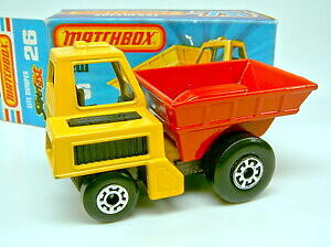 【送料無料】模型車 モデルカー マッチサイトダンパーイエローレッドメットブラウンシャーシトップインボックスmatchbox sf no 26c site dumper yellow amp; red met brown chassis top in box