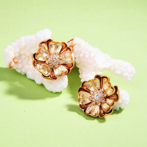 �y���������z�s�A�X�@�s�A�X�@�S�[���f���`�b�v�t�����[�y�_���N���b�vohrringe clip auf gro golden chips blume metall pedal nn5