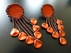 yzsAX@tWr[YuYsAX@sAX@r[ohrringe ohrclips aus bronze mit fransen perlen und leder, von catia levy