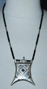 yzlbNX@NvzCg^r[YGXjbNNvcollier ethnique en mtal blanc et perles en agate noire collier touareg