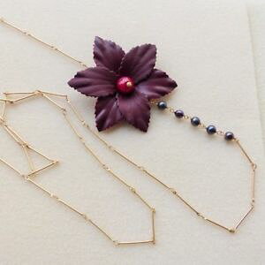 yzlbNX@TeRtBI[Vx{h[p[collana tono oro satin con fiore pelle bordeaux e perle