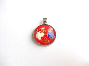 �y���������z�l�b�N���X�@���E���h�y���_���gpendentif rond, au motif de fleurs blanche, rouge et bleue sur fond rouge