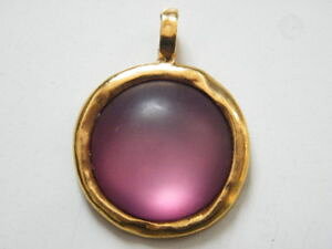 �y���������z�l�b�N���X�@�W���G���J���[�S�[���h�v���X�`�b�Npendentif bijou tain dor couleur or rond plastic violet sign biche de bere