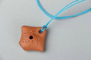 yzlbNX@R[hANZTpendentif sifflet en argile fait main accessoire original avec cordon bleu