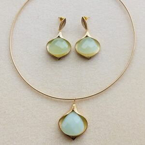 �y���������z�l�b�N���X�@�R���W���_collana semirigida e orecchini con calla e goccia giada