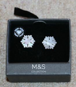 yzYANZT?@JtX{^{bNXRNVmamp;s collection mother of pearl on metal snowflake cufflinks in box