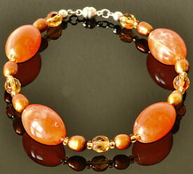 【送料無料】ブレスレット　アクセサリ—　ハンドメイドオレンジブレスレットexclusive, handmade orange and golden clasped bracelet
