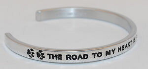 �y���������z�u���X���b�g�@�A�N�Z�T��?�@�n���h���C�h�u���X���b�gthe road to my heart is paved with paw prints engraved handmade bracelet