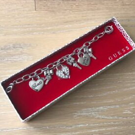 【送料無料】ブレスレット　アクセサリ—　シルバートーンハートキーブレスレットguess silver tone metalenamel rhinestones heart key amp; bow charms bracelet