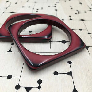 �y���������z�u���X���b�g�@�A�N�Z�T��?�@2�v���X�`�b�N�u�h�E70���o�C�o��2 square plastic bracelets rushes vintage 70 retro