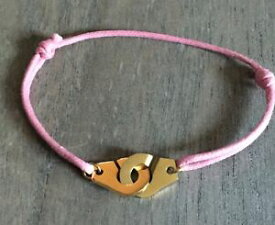 【送料無料】ブレスレット　アクセサリ—　ピンクコットンコードステンレススチールゴールドブレスレットhandcuffs bracelet on pink cotton cord adjustable stainless steel gold