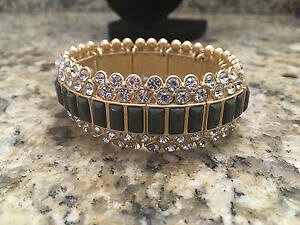 yzuXbg@ANZT?@\tBAuXbglia sophia modelina bracelet