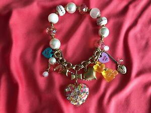 �y���������z�u���X���b�g�@�A�N�Z�T��?�@�W�����\���L�����f�B�n�[�g�L�X�~�[�O�~�n�O�x�A�u���X���b�gbetsey johnson candyland candy heart hug kiss me gummy bear lucite bracelet