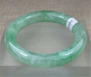 送料無料 夏セール開催中 即出荷 ブレスレット アクセサリ― ナチュラルライトグリーンエメラルドヒスイブレスレット56mm 100 natural jadeite jade emerald green bracelets light
